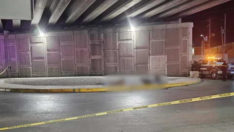 Hallan sin vida a persona en situación de calle bajo puente en Juárez