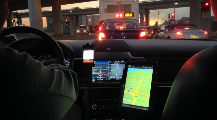 Debate digital enfrentará a Uber y taxistas
