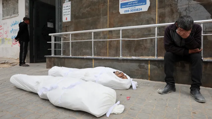 Una persona de luto reacciona junto a los cadáveres de palestinos que, según los médicos, murieron en ataques israelíes el jueves en el Hospital Al-Shifa, en la ciudad de Gaza , el 22 de enero de 2026.