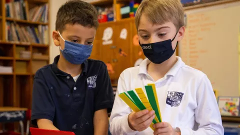 La escuela privada, Grace Church School, en Manhattan, Nueva York, busca crear un ambiente de inclusión y antirracista.