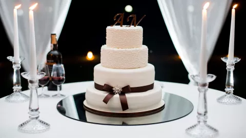 49 ideas de pastel de bodas que puedes tomar como inspiración: desde sencillos hasta muy elaborados.