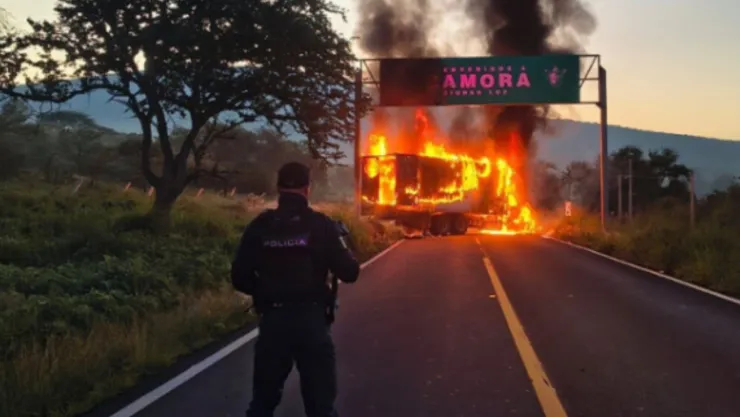 ÚLTIMA HORA Reportan bloqueos y autos incendiados; estas son las carreteras cerradas en Michoacán