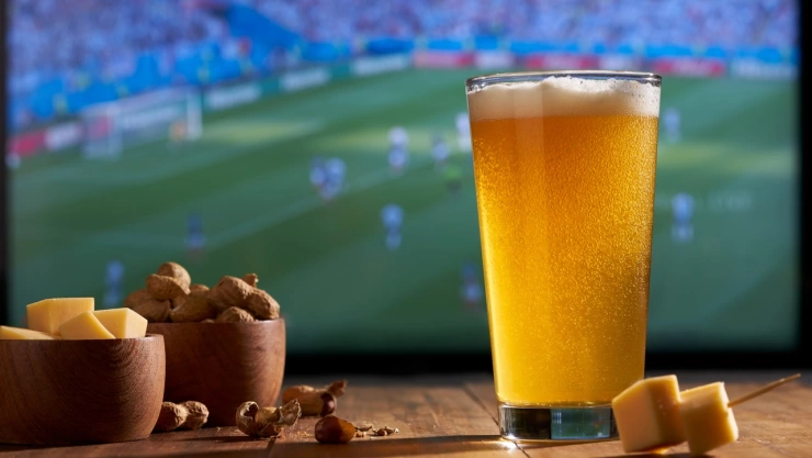 Tomar una cerveza durante un partido de futbol puede tener ciertos beneficios