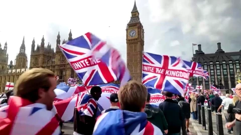 Más de 100.000 personas marcharon en Londres contra migrantes y la política de Keir Starmer, en una de las protestas más grandes de 2025 en Reino Unido.