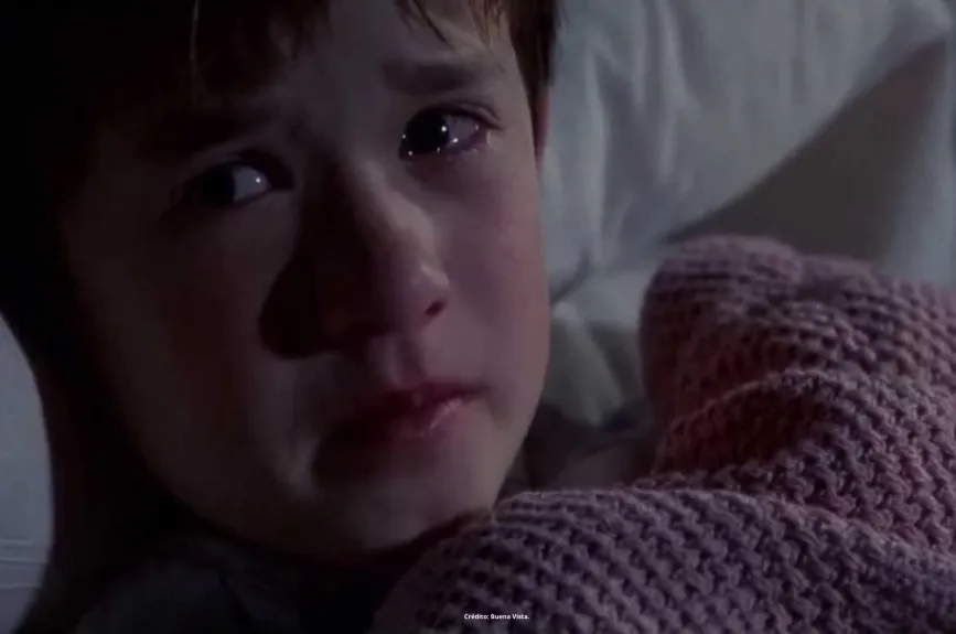 Escena de la película ‘El Sexto Sentido’ (Sixth Sense) con Halley Jeol Osment y Bruce Willis por Azteca 7.