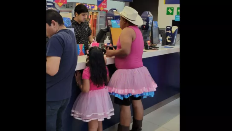 Papá se viste de bailarina con su hija en el cine