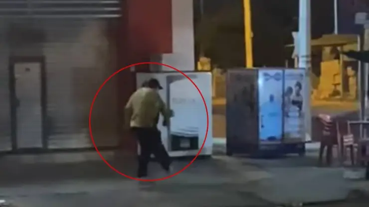 VIDEO Vendedor de hot dogs saca los pasos prohíbidos y se vuelve viral