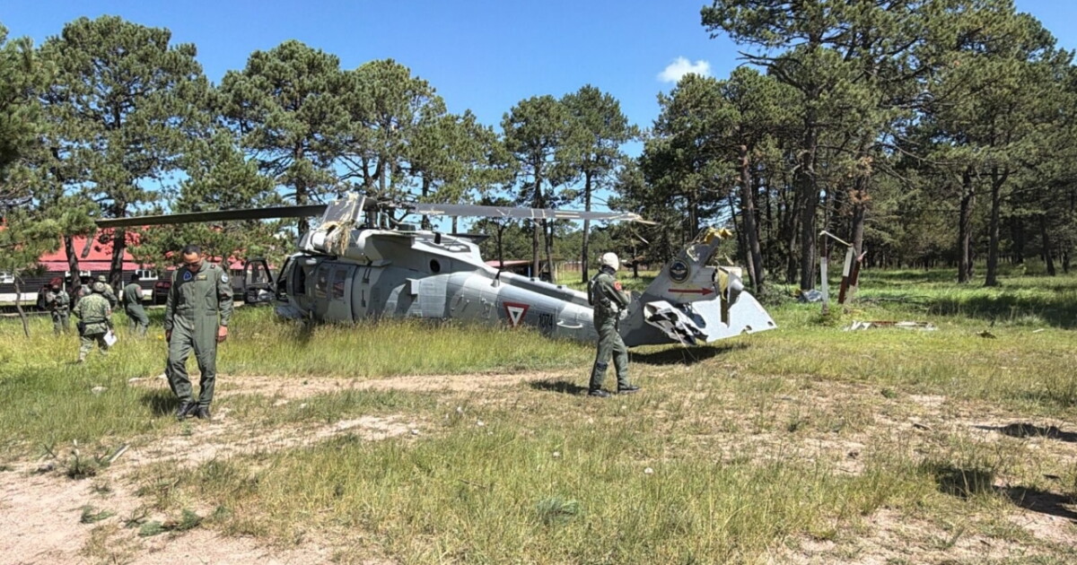 Photo: tvazteca.com helicoptero-la-fuerza-aerea-mexicana-realiza-aterrizaje-emergencia-en-durango