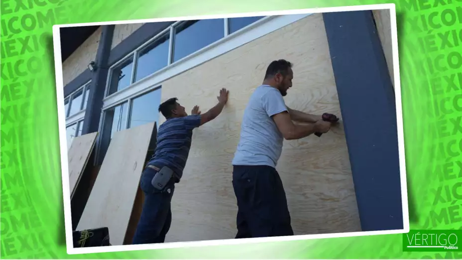 Preparativos ante la llegada del huracán Beryl, en Playa del Carmen, México.