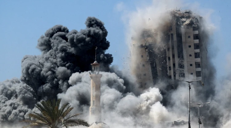 La crisis en Gaza se agrava tras el derribo de un edificio residencial en Gaza por las FDI, en medio de preparativos para una ofensiva terrestre.