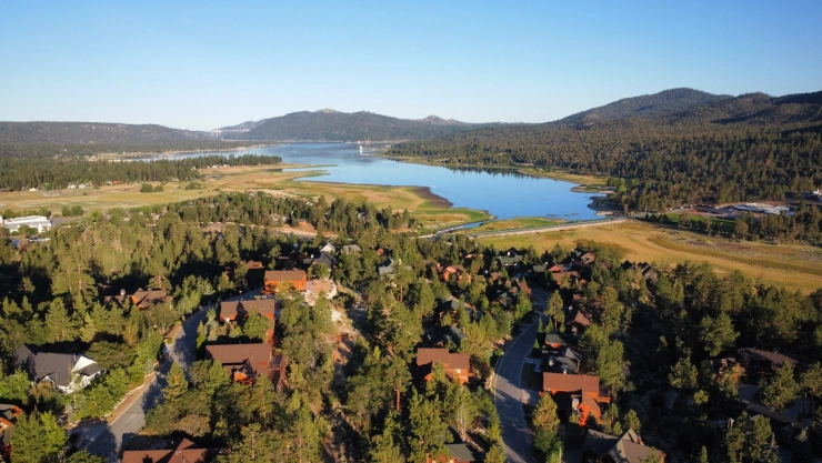 el hermoso paisaje de Big Bear Lake en California