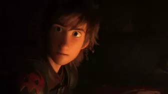 La película se aleja de la novela original en varios aspectos, como la edad de Hipo, que en el libro tiene 10 años, y la inclusión de personajes como Astrid, que no aparecen en la obra escrita.