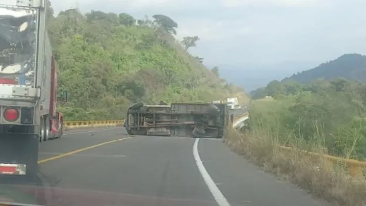 ¿Vienes o vas Fuerte accidente causa cierre vial de la Autopista Siglo XXI en Michoacán ¿a qué altura.jpg