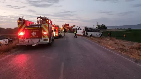Torreón Camión de pasajeros vuelca y deja a un niño sin vida.jpg