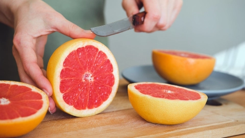 La toronja es una gran fruta para bajar de peso, entre otros beneficios