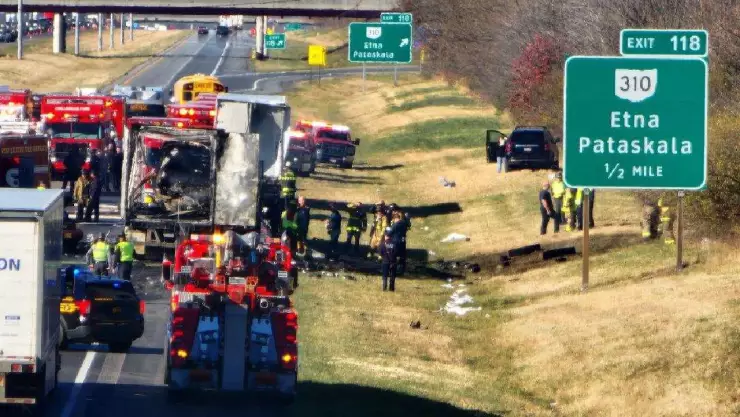 Tres muertos y 15 heridos tras accidente de autobús escolar en Ohio, EUA