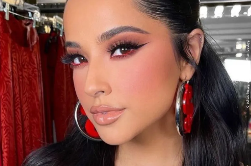 Becky G con aretes maxi. .jpg