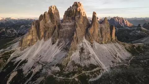 Mujer intenta detener deslave de montaña en Perú