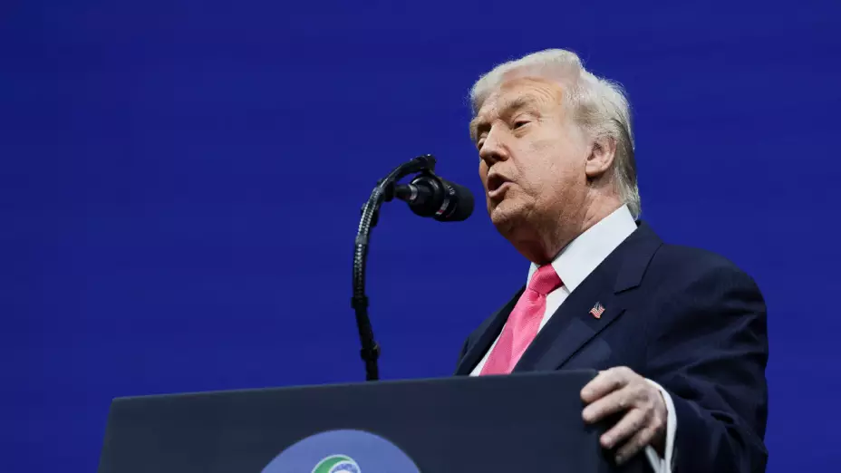 donald trump hablando frente a un micrófono