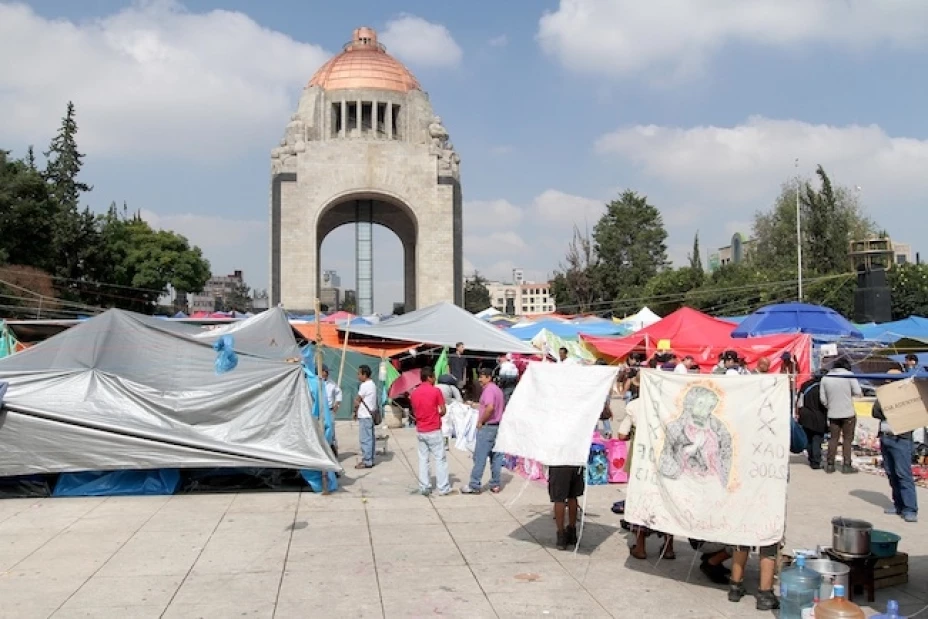 Los maestros acampan en la Plaza de la República