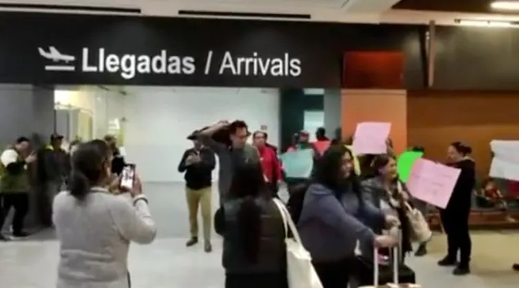 Marx Arriaga es recibido con abucheos.