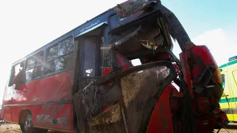 Autobús cae a canal y mueren 19 personas