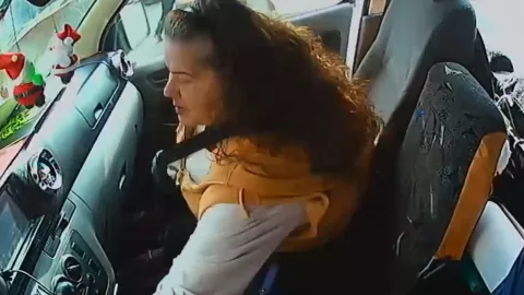 Pasajera roba dinero en taxi de ruta y paga su propio pasaje: video se hace viral