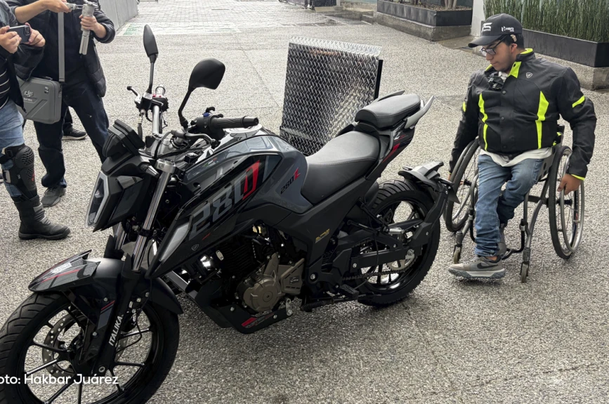 Joven repartidor en silla de ruedas recibió una nueva motocicleta Italika