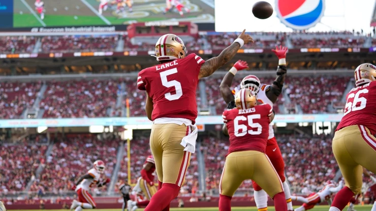 Trey Lance lanza el balón con los San Francisco 49ers