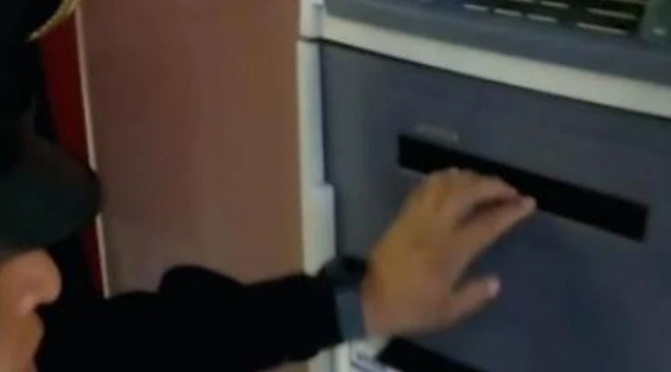 Policías trampa billetes cajero automático