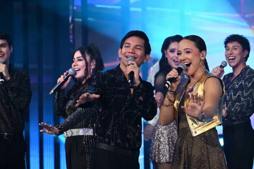 Observamos cómo cada uno de los académicos se desenvolvió al interpretar en conjunto “Mala fama” y “Robarte un beso”, dando así inicio al bloque musical del Sexto Concierto de La Academia 2024.
