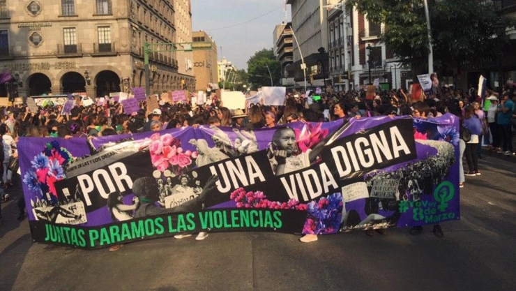 Contingente de mujeres marchando por el 8M en Guadalajara, Jalisco