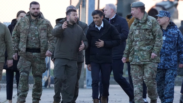 Rishi Sunak y Zelensky se reúnen con tropas ucranianas