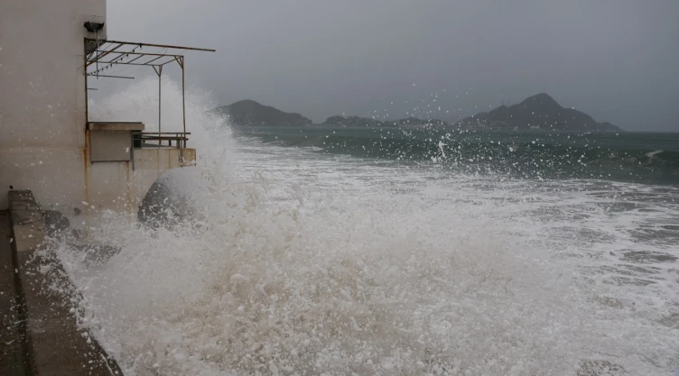 Las olas azotan la costa mientras el huracán Simón se acerca a la costa del Pacífico mexicano, trayendo consigo fuertes lluvias y vientos intensos a Manzanillo, México, el 11 de octubre de 2026.