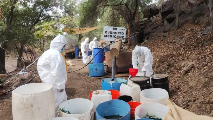 Descubren narcolaboratorio en Ensenada con más de 7 mil litros de químicos y reactores