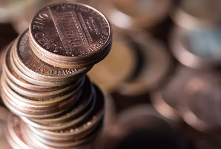 Una montaña de monedas de un centavo de dólar