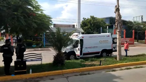 Privan de la libertad a un hombre en ambulancia, en Mazatlán