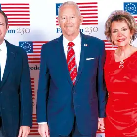 Salinas Sada, Johnson y su esposa Alina Arias.