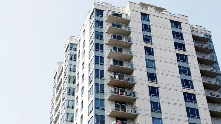 Un niño de 2 años murió tras caer desde un sexto piso en Madrid