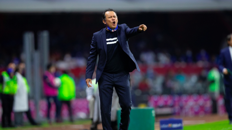 Juan Reynoso busca sacar a cuatro jugadores de Cruz Azul