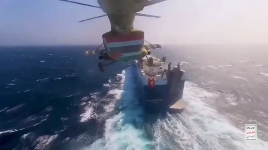 Helicóptero que aterrizó en el Mar Rojo