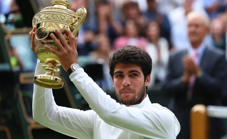 Carlos Alcaraz con el trofeo de Wimbledon