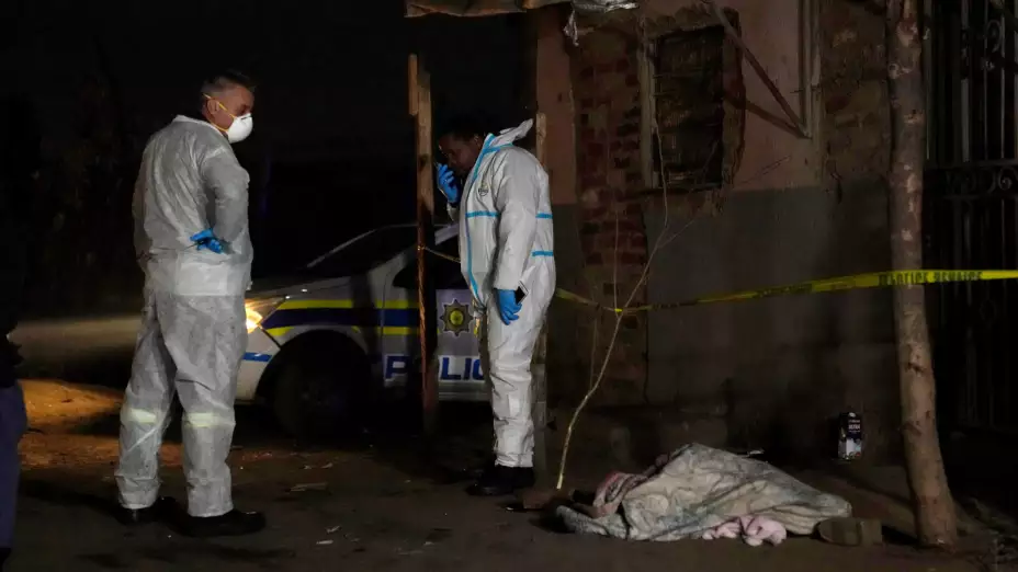 Policías en la escena donde una fuga de gas causó 17 muertos en Sudáfrica