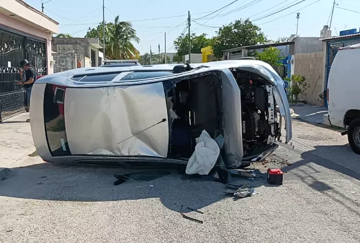 Fuerte accidente deja un auto volcado en la colonia Villa Magna Sur