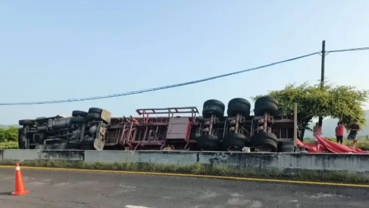 Accidente vial cerca del km 143+100 de la carretera Iguala-Cd. Altamirano, Guerrero
