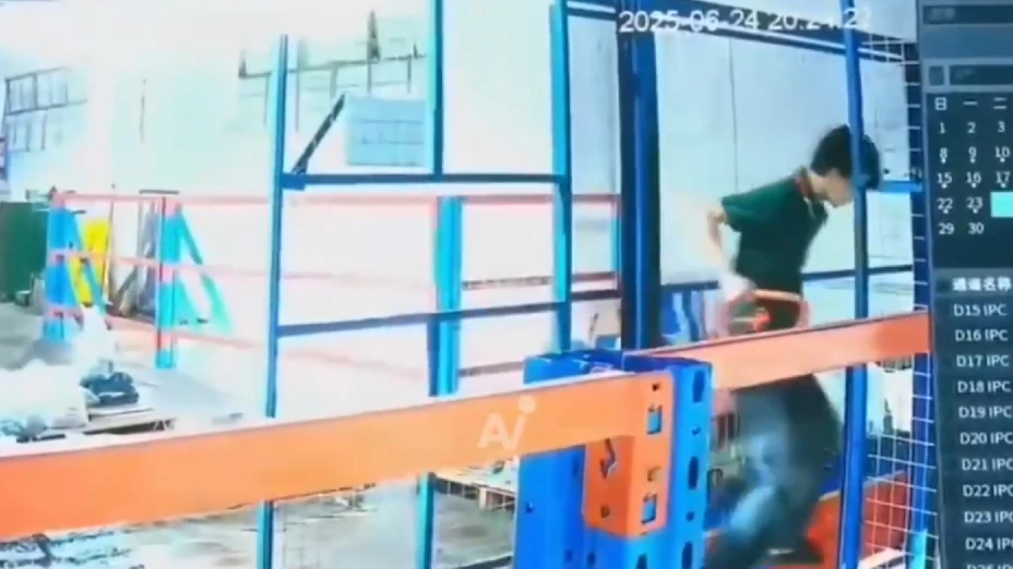 Muere joven tras caer en hueco de elevador_ iba distraído usando el celular.jpg