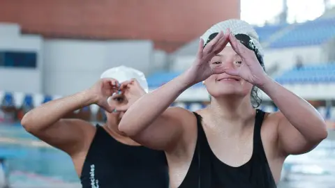 sirenas-especiales-equipo-natación-artística-adaptada-sindrome-down-corazon