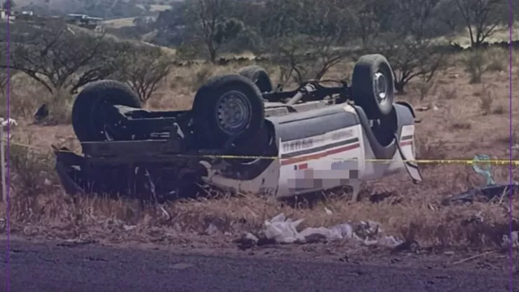 Accidente en carretera a Colotlán: Camioneta quedó volcada y reportan herido
