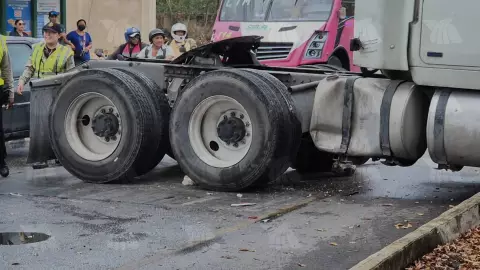 Fuerte accidente entre un tráiler y un auto deja graves daños hoy 20 de febrero de 2025