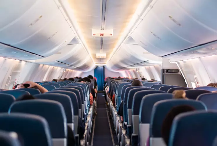 Pasajero intenta abrir puerta de avión durante un vuelo.